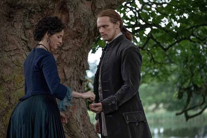 Claire, furieuse rend son alliance à Jamie (Caitriona Balfe & Sam Heughan)
