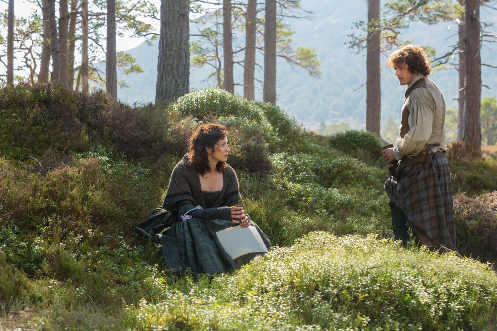 Claire & Jamie discutent en forêt (Caitriona Balfe & Sam Heughan)