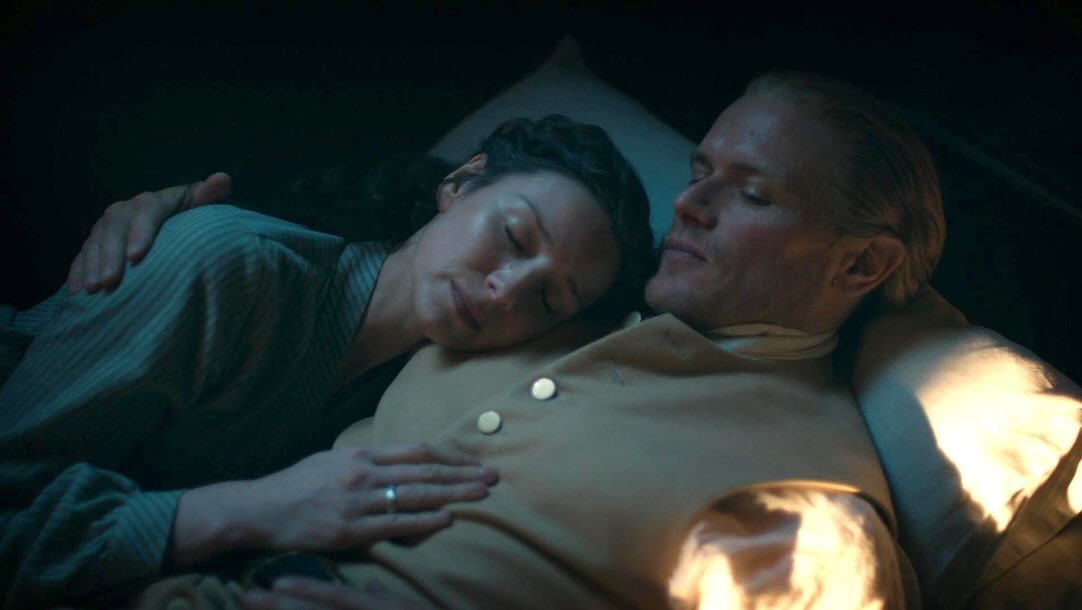 Claire et Jamie sont enlac&eacute;s